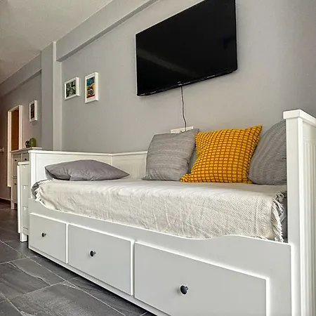 Apartment Stylish Close By The Sea